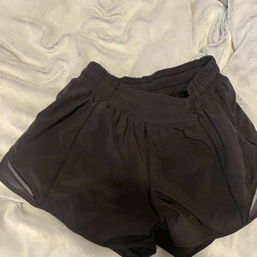 black size 4 2.5 lululemon shorts